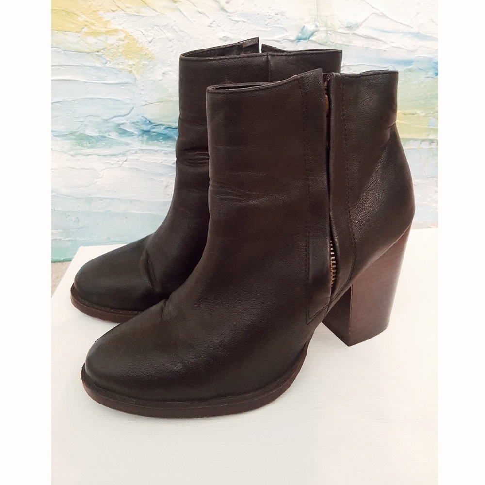 Black heeled boots